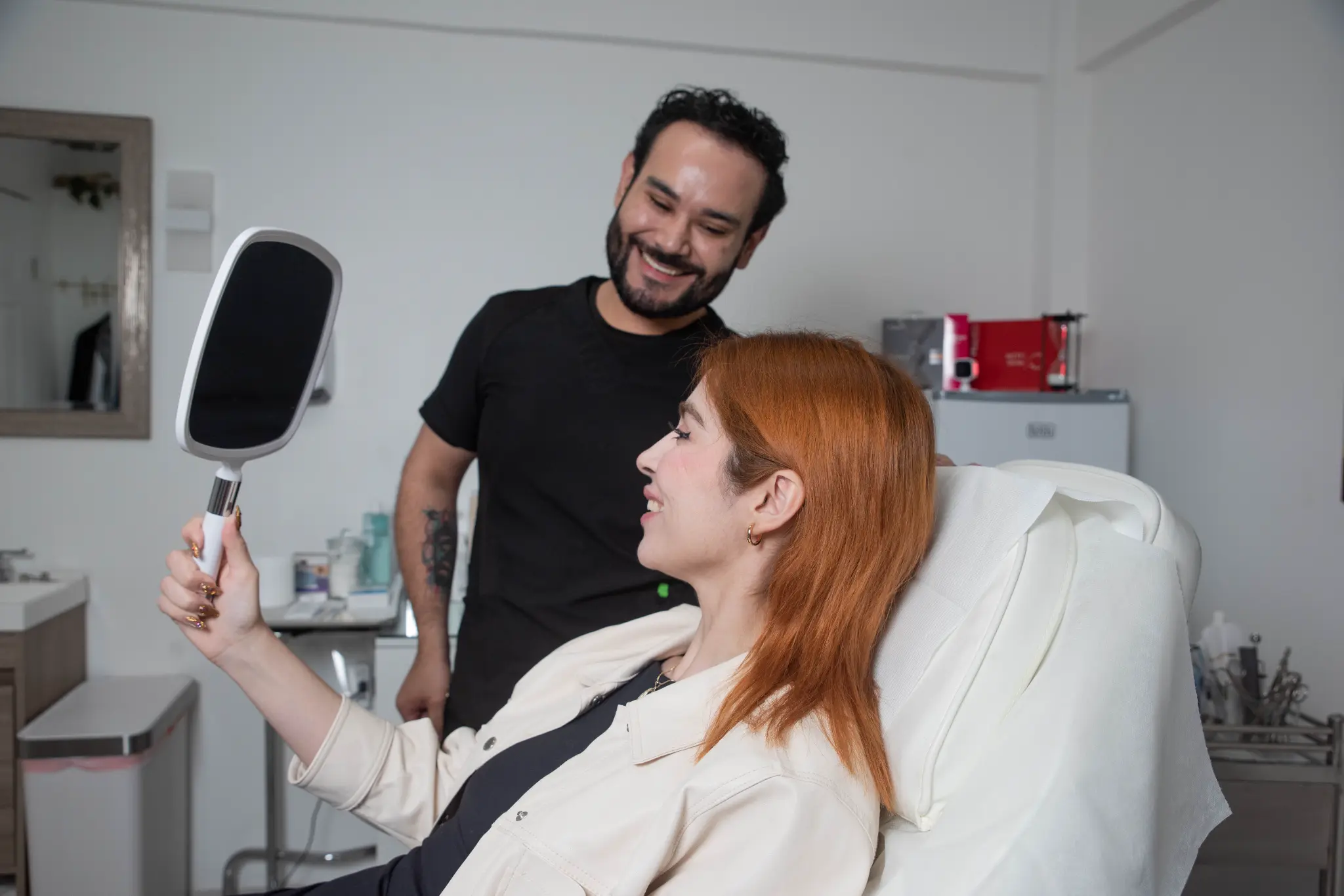 Dr. Ezequiel Medina Nuño con paciente en consultorio